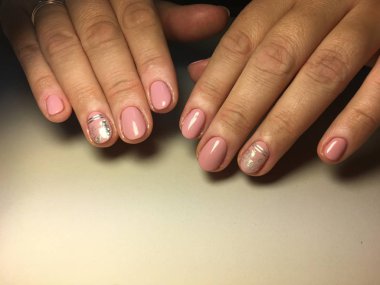 Gümüş folyo ve şeritler ile moda nazik manikür