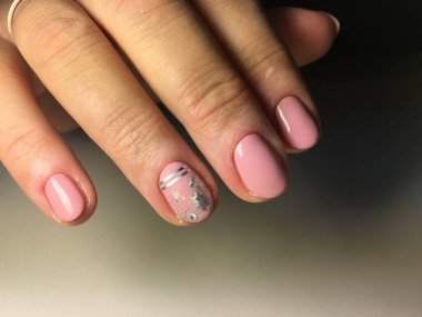 Gümüş folyo ve şeritler ile moda nazik manikür