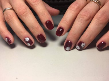 hassas beyaz kar taneleri ile trendy Bordo manikür