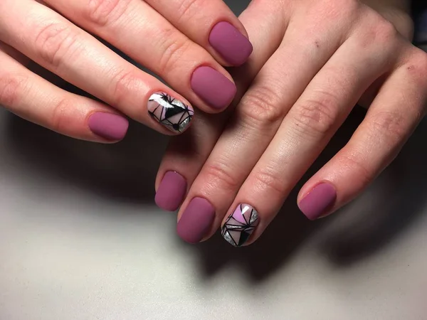 Tasarım soyutlama dokusal bir arka plan ile moda kırmızı manikür