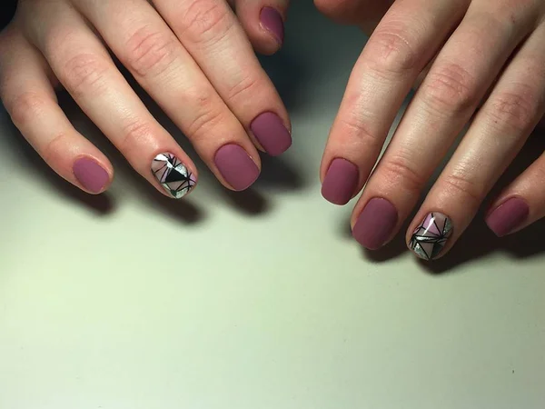 Trendy Rode Manicure Met Ontwerp Abstractie Een Textuur Achtergrond — Stockfoto