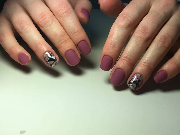 Trendy Rode Manicure Met Ontwerp Abstractie Een Textuur Achtergrond — Stockfoto