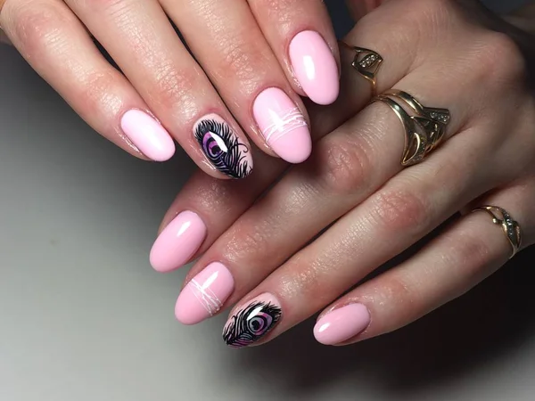 Trendy Roze Manicure Met Heldere Veren Ontwerp — Stockfoto