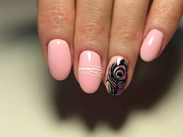 Manicure Rosa Alla Moda Con Design Piuma Brillante — Foto Stock