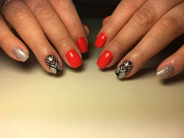 Manicura Roja Moda Con Abstracción Diseño Negro Con Plata —  Fotos de Stock