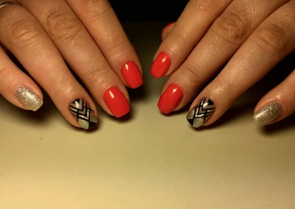 Manicura Roja Moda Con Abstracción Diseño Negro Con Plata —  Fotos de Stock