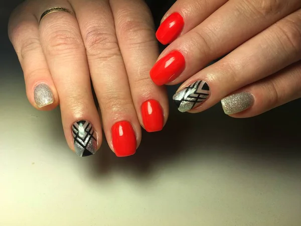 Manicura Roja Moda Con Abstracción Diseño Negro Con Plata —  Fotos de Stock