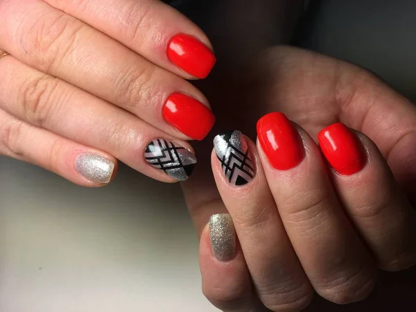 Manicura Roja Moda Con Abstracción Diseño Negro Con Plata —  Fotos de Stock