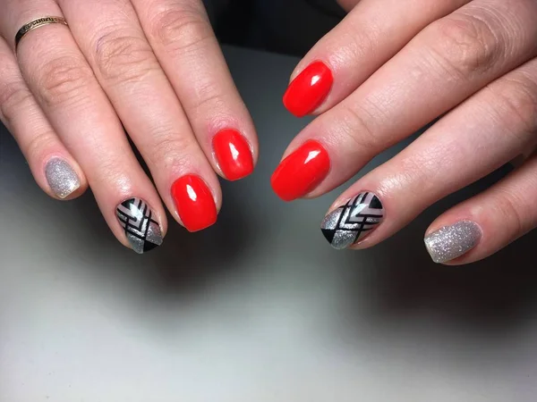 Manicura Roja Moda Con Abstracción Diseño Negro Con Plata —  Fotos de Stock