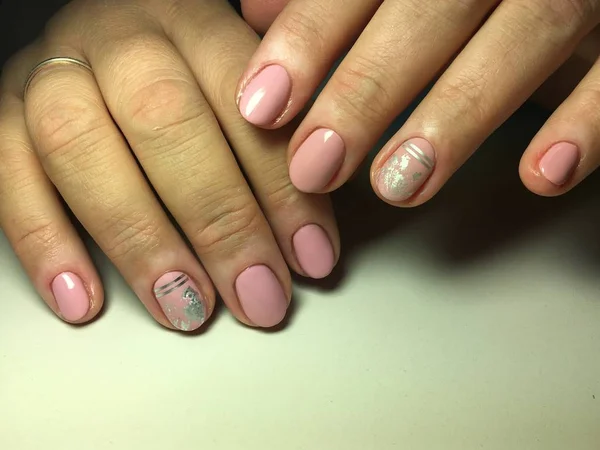 Modieuze Zachte Manicure Met Zilver Folie Linten — Stockfoto