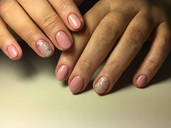 Modne Delikatny Manicure Srebrnej Folii Taśmy — Zdjęcie stockowe