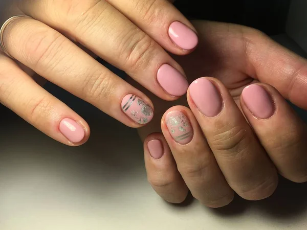 Modne Delikatny Manicure Srebrnej Folii Taśmy — Zdjęcie stockowe