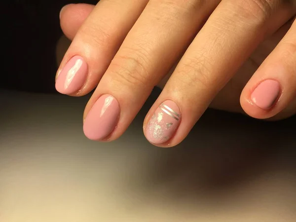 Modieuze Zachte Manicure Met Zilver Folie Linten — Stockfoto