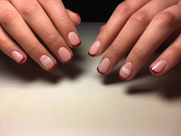 Manicure Francês Vermelho Fantasia Com Linhas Brancas Delicadas — Fotografia de Stock