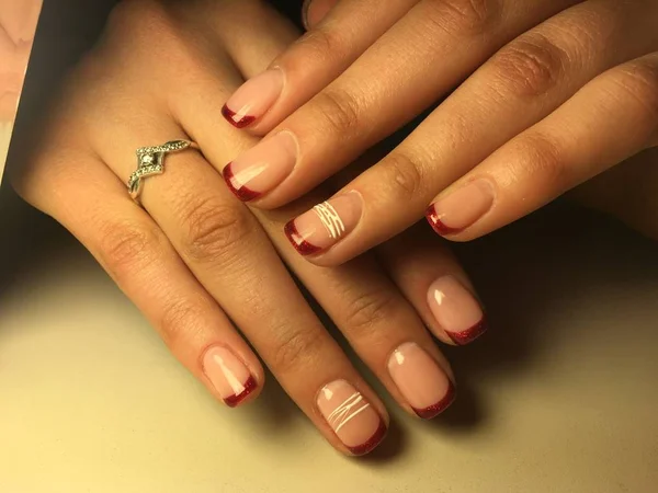 Manicura Francesa Roja Elegante Con Delicadas Líneas Blancas —  Fotos de Stock