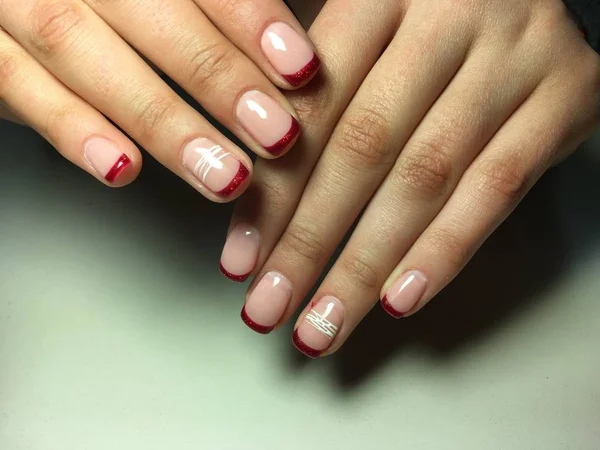 Mooie Rode Franse Manicure Met Fijne Witte Lijnen — Stockfoto