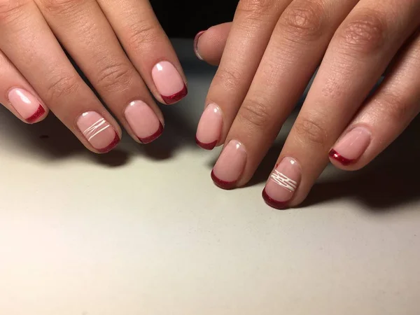 Fantazyjny Czerwony French Manicure Delikatne Białe Linie — Zdjęcie stockowe