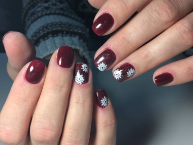 hassas beyaz kar taneleri ile trendy Bordo manikür