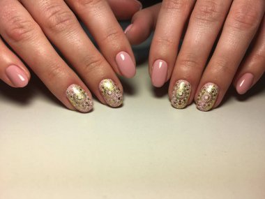 beyaz ve altın tasarımı ile moda pembe manikür