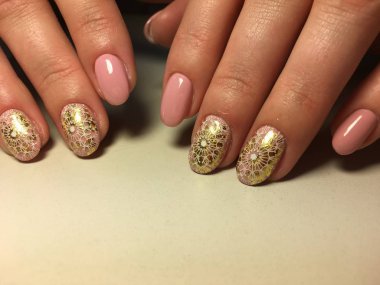 beyaz ve altın tasarımı ile moda pembe manikür