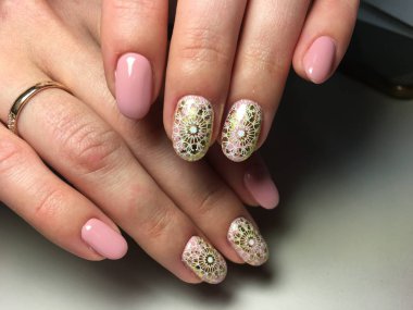 beyaz ve altın tasarımı ile moda pembe manikür