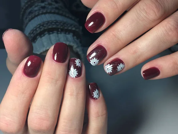 Trendy Burgundy Manicure Delicate White Snowflakes — Stock Photo, Image