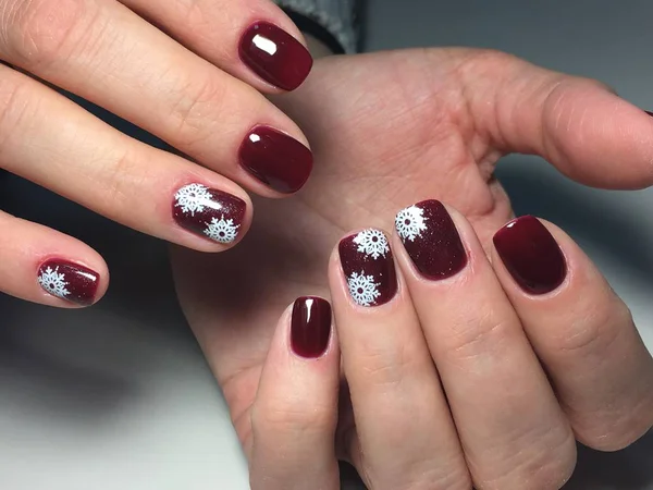 Trendy Burgundy Manicure Delicate White Snowflakes — Stock Photo, Image