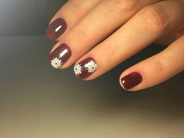 Trendy Burgundy Manicure Delicate White Snowflakes — Stock Photo, Image