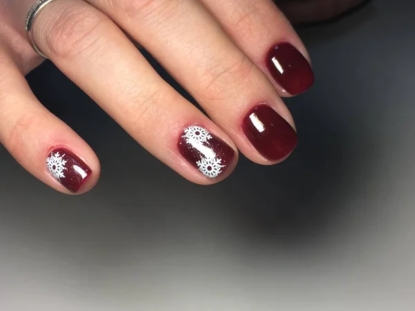 Manicura Moda Borgoña Con Delicados Copos Nieve Blancos —  Fotos de Stock