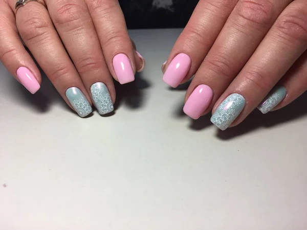 Mode Roze Manicure Met Delicate Turquoise Design Sparkles — Stockfoto
