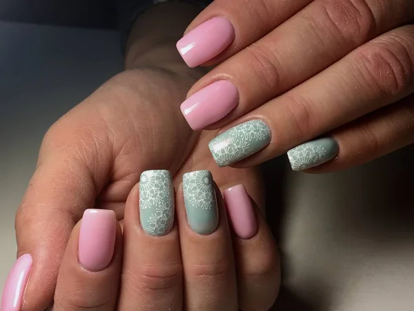 Mode Roze Manicure Met Delicate Turquoise Design Sparkles — Stockfoto