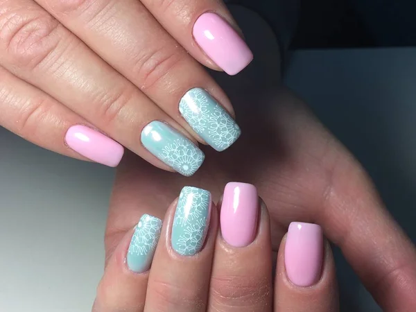 Mode Roze Manicure Met Delicate Turquoise Design Sparkles — Stockfoto