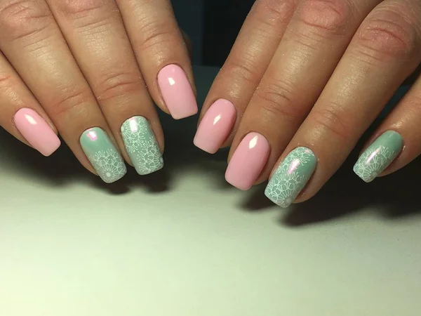 Mode Roze Manicure Met Delicate Turquoise Design Sparkles — Stockfoto