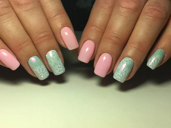 Mode Roze Manicure Met Delicate Turquoise Design Sparkles — Stockfoto