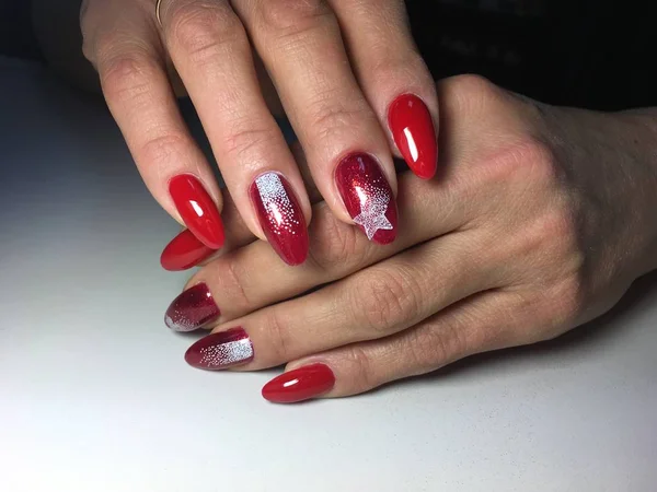 長い爪に白い雪と赤いファッション マニキュア — ストック写真