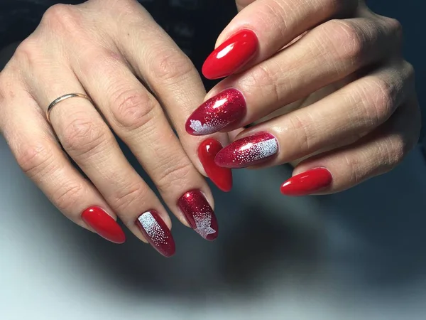 Manicura Roja Moda Con Copos Nieve Blancos Uñas Largas —  Fotos de Stock