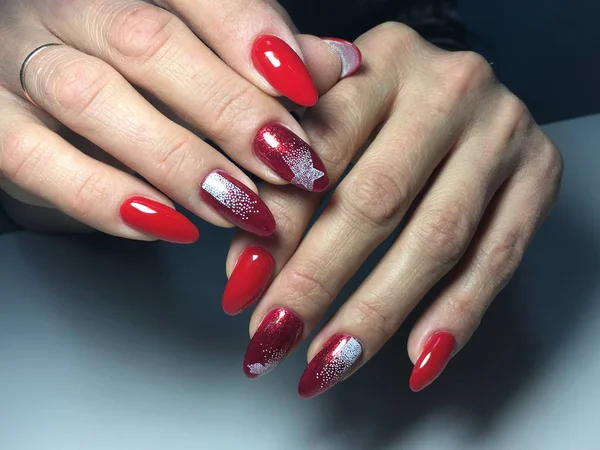 Manicura Roja Moda Con Copos Nieve Blancos Uñas Largas —  Fotos de Stock