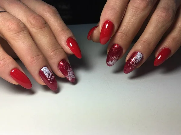 Manicura Roja Moda Con Copos Nieve Blancos Uñas Largas —  Fotos de Stock