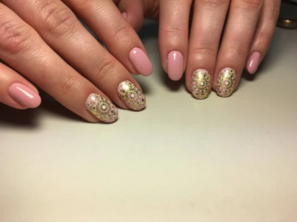 Mode Roze Manicure Met Witte Gouden Ontwerp — Stockfoto