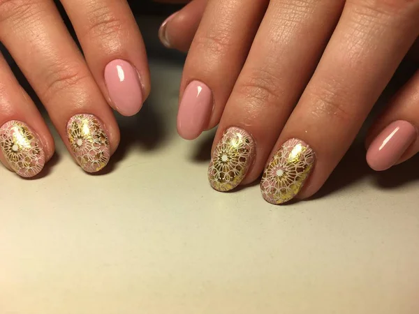 Moda Manicure Rosa Com Design Branco Dourado — Fotografia de Stock