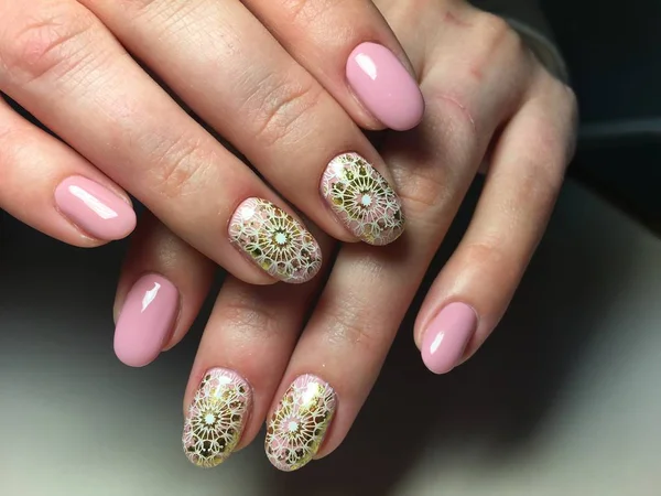 Mode Roze Manicure Met Witte Gouden Ontwerp — Stockfoto