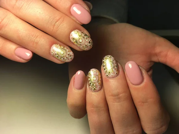 Mode Roze Manicure Met Witte Gouden Ontwerp — Stockfoto