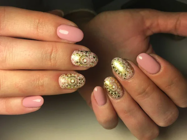 Manicura Rosa Moda Con Diseño Blanco Dorado —  Fotos de Stock