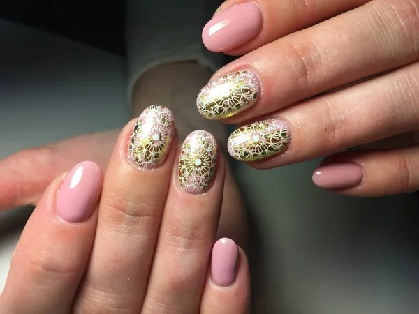 Moda Manicure Rosa Com Design Branco Dourado — Fotografia de Stock