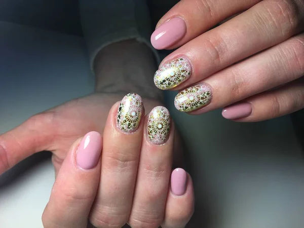 Manicura Rosa Moda Con Diseño Blanco Dorado —  Fotos de Stock