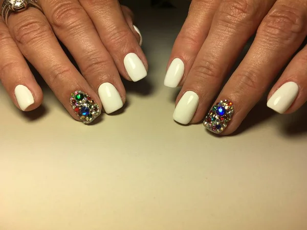 Modieuze Witte Manicure Met Gekleurde Steentjes Een Textuur Achtergrond — Stockfoto