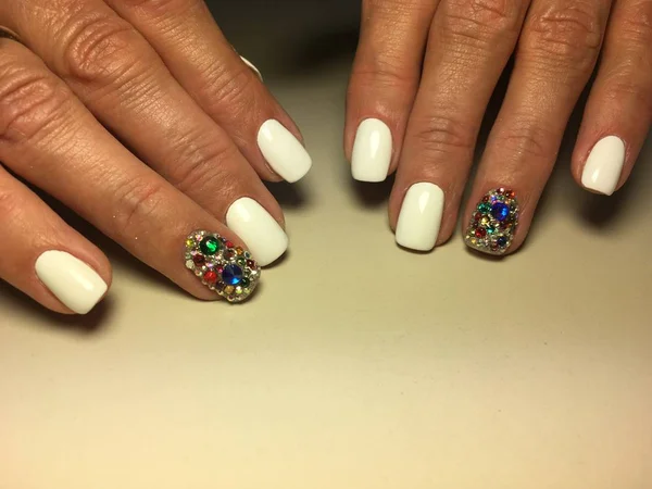 Manicure Bianca Alla Moda Con Strass Colorati Uno Sfondo Strutturato — Foto Stock