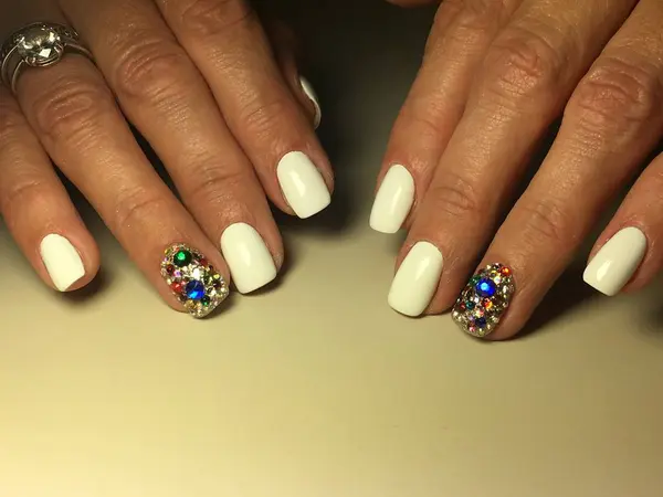 Manicure Bianca Alla Moda Con Strass Colorati Uno Sfondo Strutturato — Foto Stock