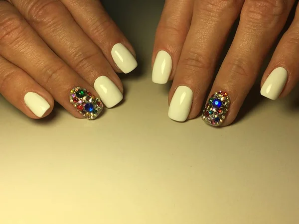 Manicure Bianca Alla Moda Con Strass Colorati Uno Sfondo Strutturato — Foto Stock