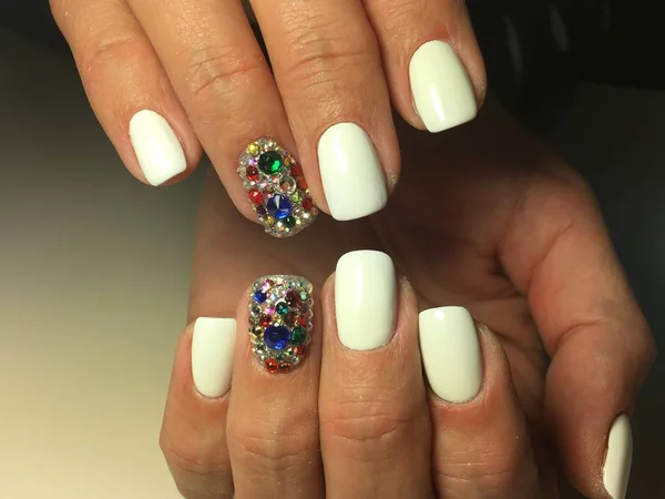 Manicure Bianca Alla Moda Con Strass Colorati Uno Sfondo Strutturato — Foto Stock